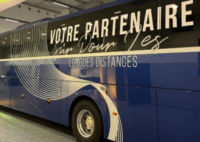 Marquage publicitaire sur un bus de transport – Covering XXL pour une visibilité maximale en ville