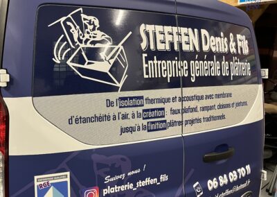 Publicité mobile avec un covering sur une fourgonnette – Visibilité accrue pour une PME locale