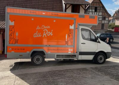 Pose d’un covering partiel sur un véhicule professionnel – Marquage adhésif durable et impactant